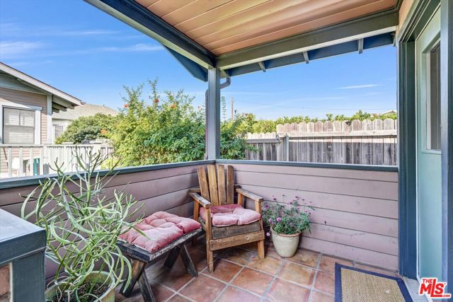 830 E Kensington Road, Los Angeles CA: https://media.crmls.org/mediaz/4f4357fc-07ab-4cb5-992f-1ab8a8709431.jpg