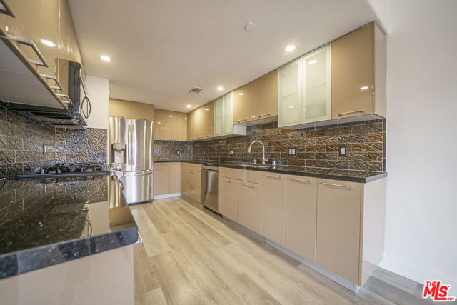 970 S St Andrews Place, Los Angeles CA: https://media.crmls.org/mediaz/4f4391fc-861c-4254-8104-5886b53aa8f8.jpg