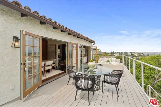 3074 Lake Hollywood Drive, Los Angeles CA: https://media.crmls.org/mediaz/4f4440be-946d-4079-afb6-0fde77259cda.jpg