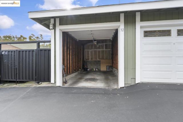 8711 Mountain Blvd, Oakland CA: https://media.crmls.org/mediaz/4f44ab07-5bd9-4fd3-bd31-8857c43a993f.jpg