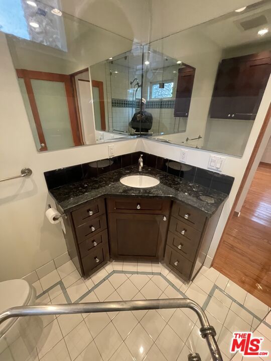 926 California Avenue, Venice CA: https://media.crmls.org/mediaz/4f44ba4f-f0ee-4288-8b17-b5d4c21eb2d4.jpg