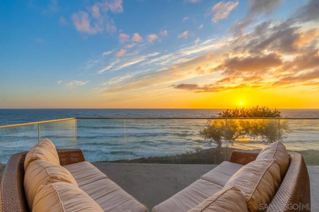 135 S Sierra Ave, Solana Beach CA: https://media.crmls.org/mediaz/4f459944-73ec-4729-a297-0a4c3ed5f49d.jpg