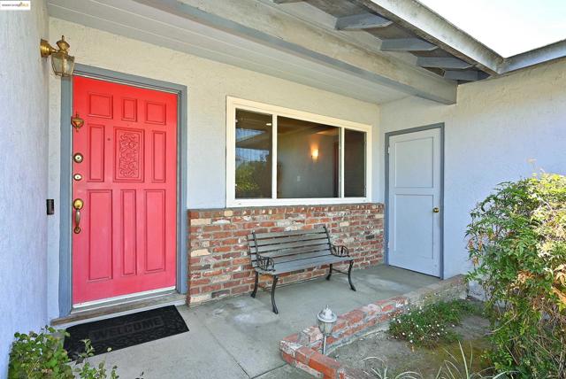 44 Oak Hill Cir, Oakland CA: https://media.crmls.org/mediaz/4f468125-16f9-49d5-bccf-41bd20e26e03.jpg
