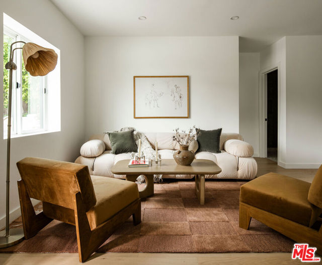 8819 Evanview Drive, Los Angeles CA: https://media.crmls.org/mediaz/4f47699e-1bd3-494b-b9c1-547d74aada37.jpg