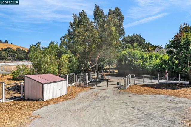 5505 Old School Rd, Pleasanton CA: https://media.crmls.org/mediaz/4f47fa11-0e27-4c93-8584-bcf3b535b1b5.jpg