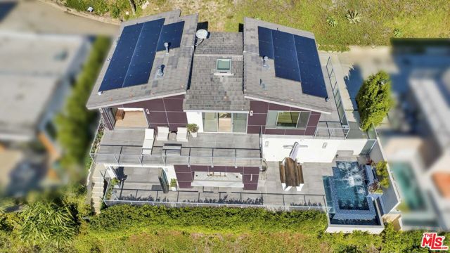 25423 Malibu Road, Malibu CA: https://media.crmls.org/mediaz/4f48ada3-b47a-4ca2-bf18-01f869798170.jpg