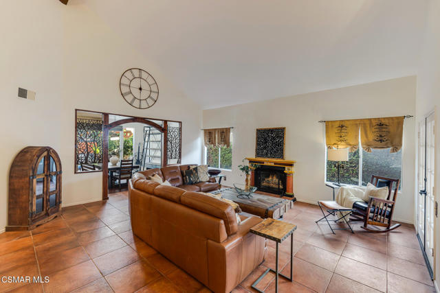 12208 Cherry Grove Street, Moorpark CA: https://media.crmls.org/mediaz/4f4a15a2-5453-4aa8-a513-1bafadf1b92c.jpg