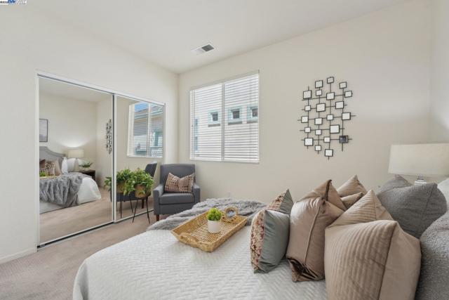 491 Central Park Pl, Brentwood CA: https://media.crmls.org/mediaz/4f4a4c82-d6ad-4dad-a5ed-7cce47c6670e.jpg