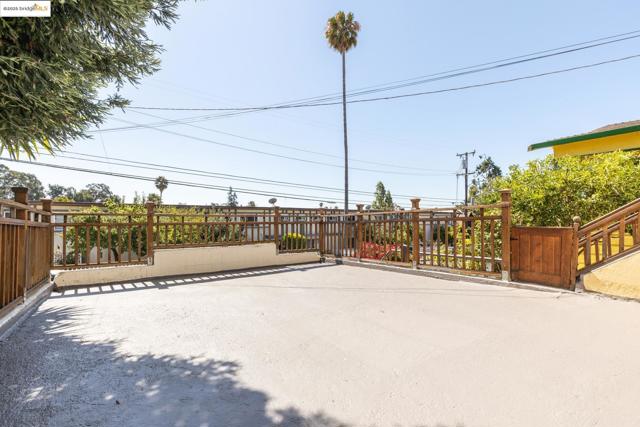 2005 36th Avenue, Oakland CA: https://media.crmls.org/mediaz/4f4a921d-0989-493e-8b30-a88b43b6fe59.jpg
