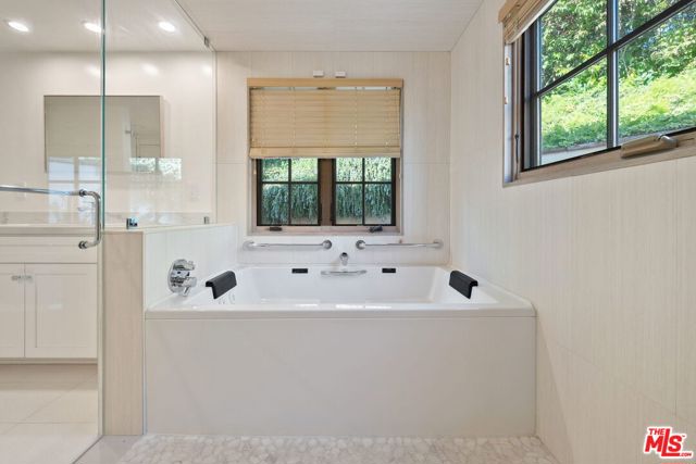 Drew Fenton | 1344 Bienveneda Avenue Pacific Palisades CA | MLS: 7487432