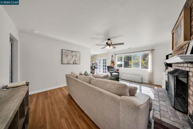 3412 Flamingo Dr, Concord CA: https://media.crmls.org/mediaz/4f4ccc42-bb41-4f72-88e9-4b89bbd5448a.jpg