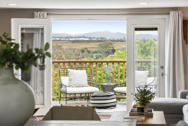 310 Bluff Wy, Oceanside CA: https://media.crmls.org/mediaz/4f4cf7cb-4ad3-4cdc-9d61-89ed4cb0d29d.jpg