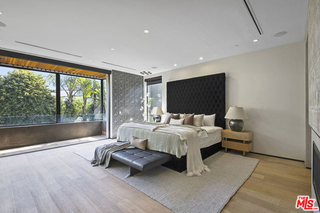 428 N La Jolla Avenue, Los Angeles CA: https://media.crmls.org/mediaz/4f4d425d-67d2-4830-b5ee-dfc52c746ff8.jpg