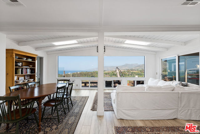 29500 Heathercliff Road, Malibu CA: https://media.crmls.org/mediaz/4f4d564d-7fd4-4fe8-90ee-bf4807a43318.jpg