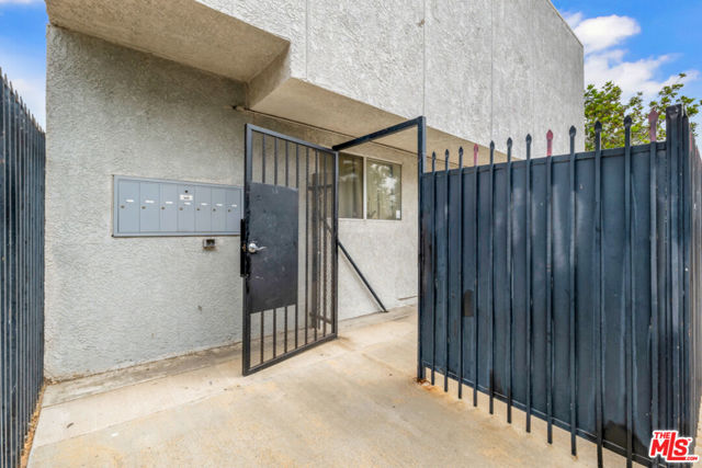 5404 Gentry Avenue photo 4