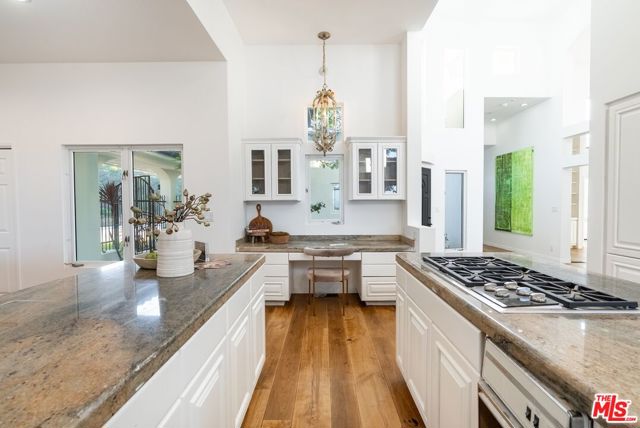 21965 Saddle Peak Road, Topanga CA: https://media.crmls.org/mediaz/4f4dc4d8-f1c0-4b09-b4cd-68b356c48ca5.jpg