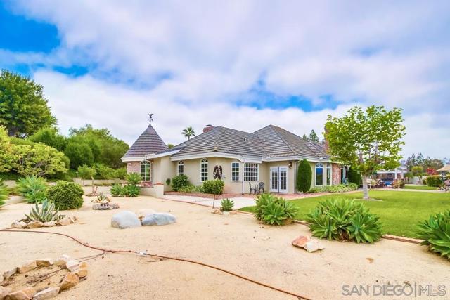 17502 Corte Lomas Verdes, Poway CA: https://media.crmls.org/mediaz/4f4dc642-05d8-486e-9c74-df1a980978cb.jpg