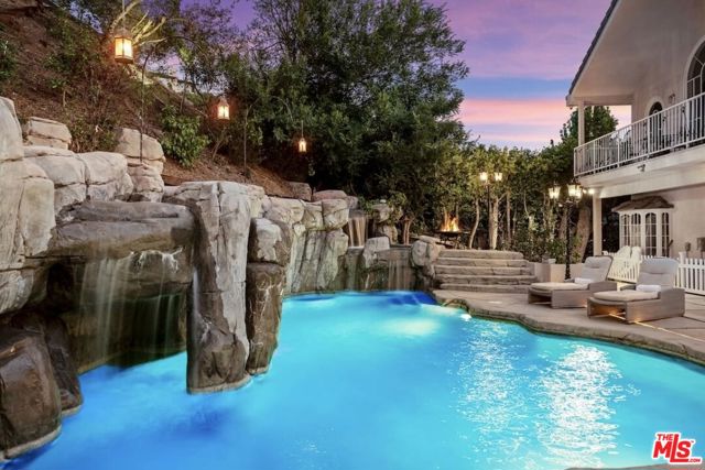 1174 Coldwater Canyon Drive, Beverly Hills CA: https://media.crmls.org/mediaz/4f4e87c9-13fb-42cf-995d-6e1c32f0375a.jpg