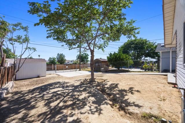 132 Center, Taft CA: https://media.crmls.org/mediaz/4f4ea26b-f8f2-4e74-8bca-2877de7e2d45.jpg