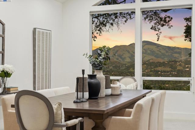 361 Castle Crest Rd, Alamo CA: https://media.crmls.org/mediaz/4f4ede47-4159-4689-ad5b-0301df9d0b07.jpg