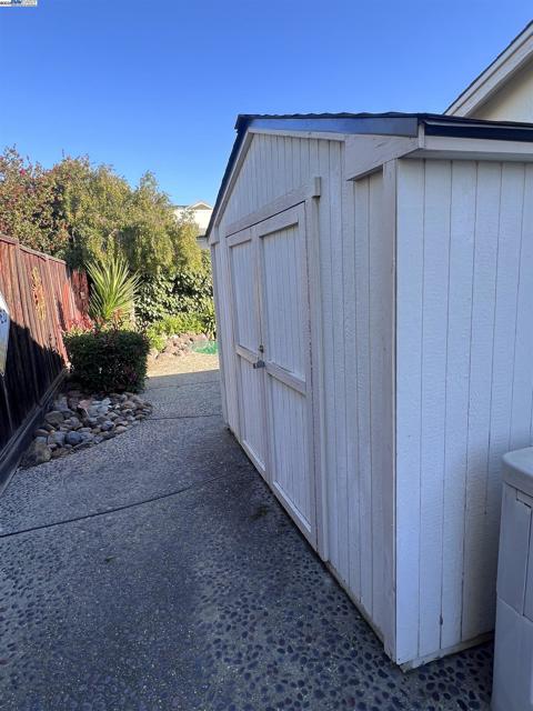 1222 Murdell Ln, Livermore CA: https://media.crmls.org/mediaz/4f4f2b5a-f9c6-43e4-84f9-86e79e5c223c.jpg