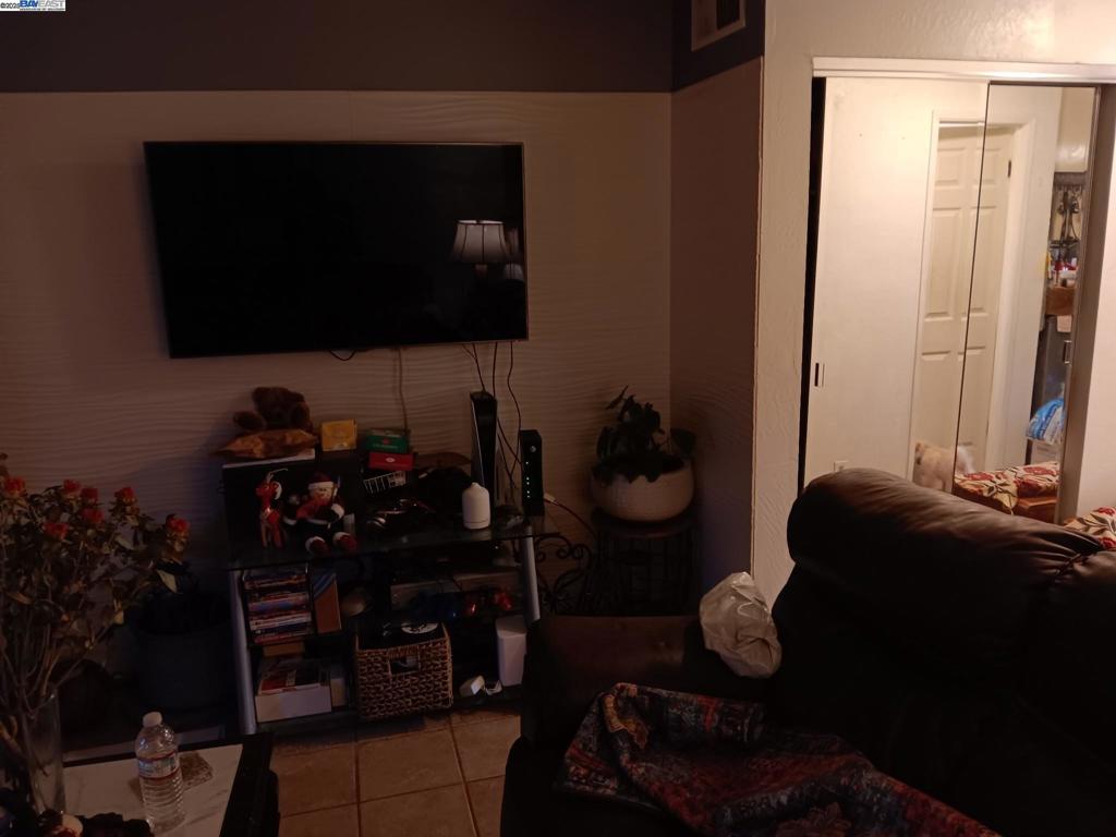 https://media.crmls.org/mediaz/4f4f9159-f19d-4453-85ae-2e27b15ee369.jpg?preset=X-Large