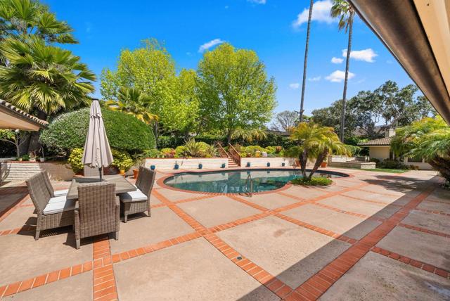 9351 La Jolla Farms Rd, San Diego CA: https://media.crmls.org/mediaz/4f4fdf4e-fe19-4bc3-88f9-589de8d69d32.jpg