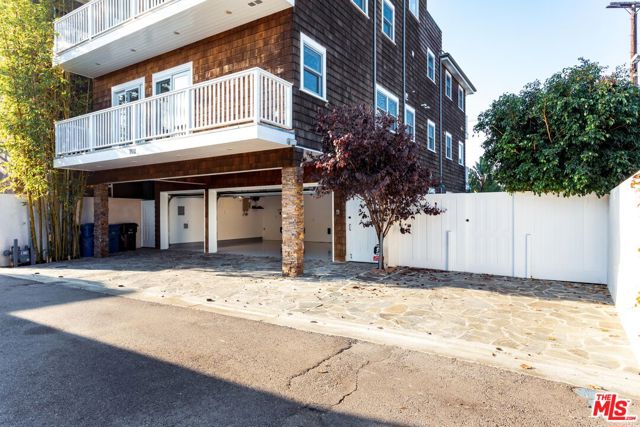 702 Pacific Ave., Venice CA: https://media.crmls.org/mediaz/4f50450a-2a48-445d-8824-a97a1bc17b0c.jpg