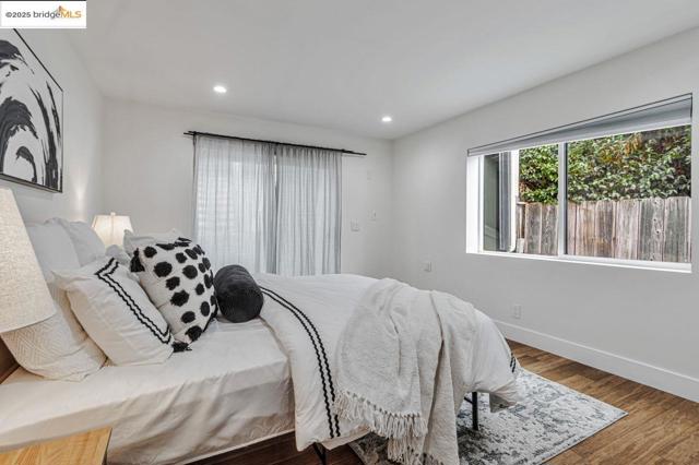 7900 Michigan Ave, Oakland CA: https://media.crmls.org/mediaz/4f5092f4-52ef-4dd6-93b0-fad4d1838718.jpg