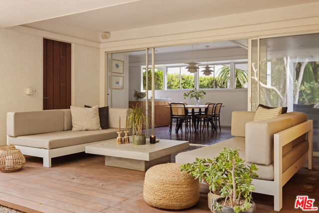 2246 Chelan Place, Los Angeles CA: https://media.crmls.org/mediaz/4f510351-6e09-4c0b-ac0b-812952dcaf7f.jpg