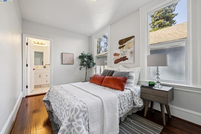1525 Stanton St, Alameda CA: https://media.crmls.org/mediaz/4f51c6a3-6de6-433b-830d-c7f53997c3a8.jpg