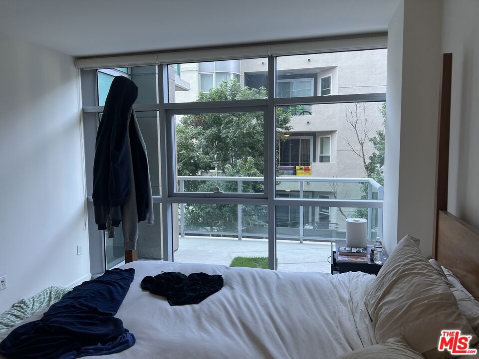 https://media.crmls.org/mediaz/4f5224ae-b641-4cfc-99d3-bb4e6f42d5f2.jpg?preset=X-Large