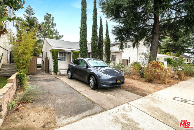 12344 Oxnard Street photo 2