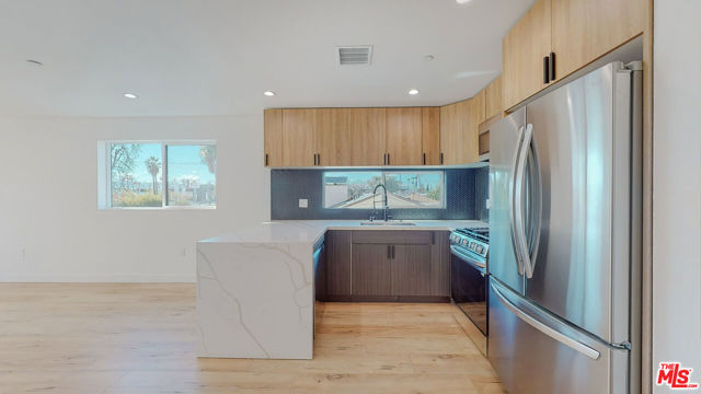 14423 Califa Street, 1/2 photo 6