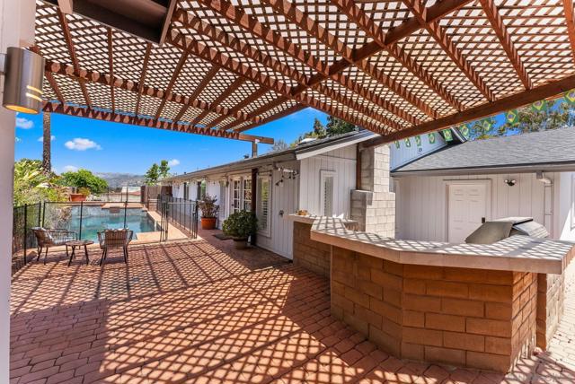 925 Moody Dr, Escondido CA: https://media.crmls.org/mediaz/4f529de3-ad2d-416d-8439-0a2a9492987c.jpg