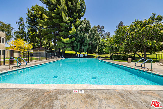 20055 Avenue Of The Oaks, Newhall CA: https://media.crmls.org/mediaz/4f52cff0-e84c-48d0-ac35-76b6965fc57c.jpg
