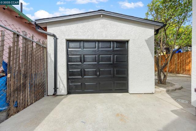 2133 39Th Ave, Oakland CA: https://media.crmls.org/mediaz/4f52f0a4-758e-4a4c-8a4a-3acbbead4f3b.jpg
