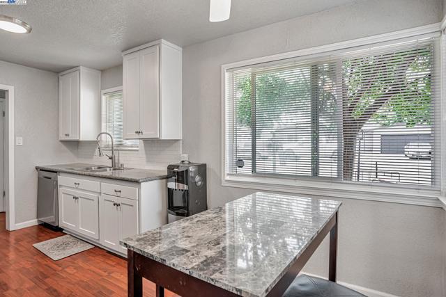 360 Calmace Dr, Dixon CA: https://media.crmls.org/mediaz/4f54ef0a-eb8e-458b-8c39-a456d1c292ee.jpg