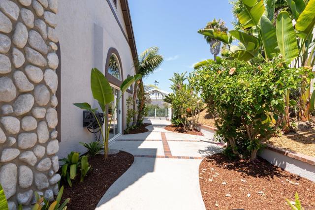 1337 Oak View Way, Escondido CA: https://media.crmls.org/mediaz/4f552c25-92bc-46f2-9b87-49ede5948abe.jpg