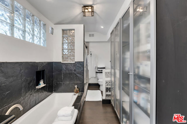 5341 Mecca Avenue, Tarzana CA: https://media.crmls.org/mediaz/4f55ca51-fd82-4a30-a481-799c16555834.jpg