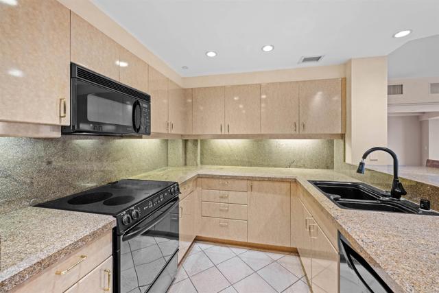 100 Harbor Drive, San Diego CA: https://media.crmls.org/mediaz/4f55e0a9-1f23-40c0-b0ea-92e8e95eec96.jpg