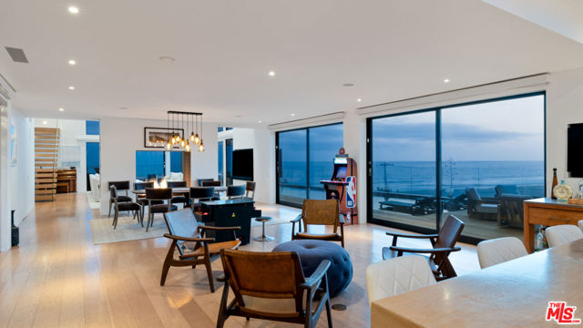 6463 Surfside Way, Malibu CA: https://media.crmls.org/mediaz/4f5796e4-bec9-4806-922a-ccd6974bd985.jpg