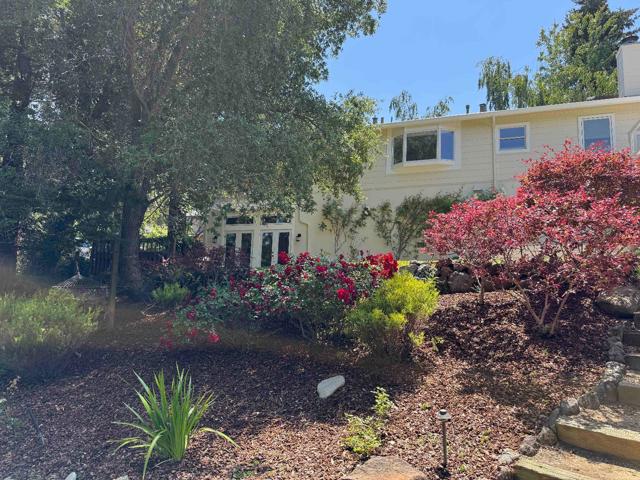 115 Toyon Court, Woodside CA: https://media.crmls.org/mediaz/4f587571-743c-43df-94c0-86d570e70325.jpg