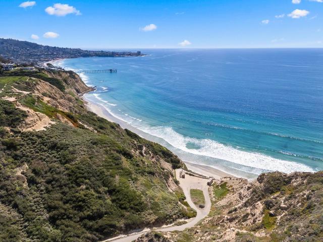 9351 La Jolla Farms Rd, San Diego CA: https://media.crmls.org/mediaz/4f588357-1e68-433d-bfab-0e18645365e4.jpg