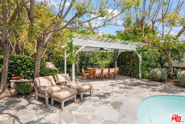 2558 Glendower Avenue, Los Angeles CA: https://media.crmls.org/mediaz/4f5885a2-fc8b-475a-8944-36e23071f94d.jpg