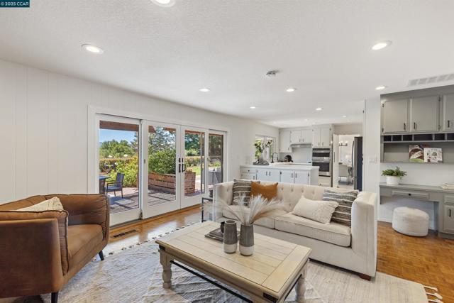 11 Breck Ct, Moraga CA: https://media.crmls.org/mediaz/4f597afc-8819-4bee-9b83-3d8a307878e4.jpg
