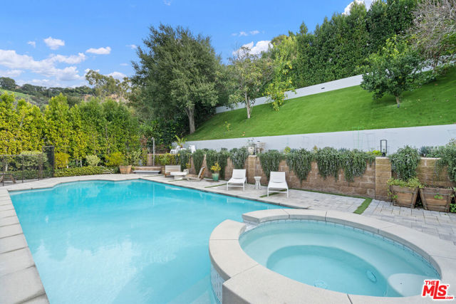 3156 Dona Emilia Drive, Studio City CA: https://media.crmls.org/mediaz/4f5a2288-bf64-4ed4-9a59-6d0d74679658.jpg