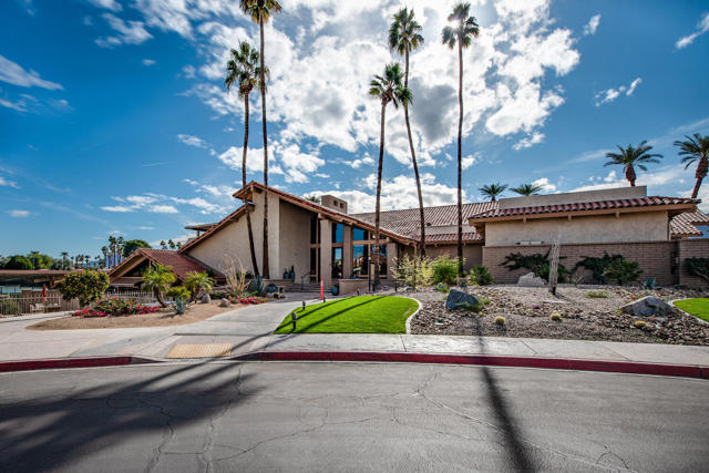 84 La Ronda Drive, Rancho Mirage CA: https://media.crmls.org/mediaz/4f5c8b8c-4d28-4a91-971b-1e0e5bc70d5e.jpg