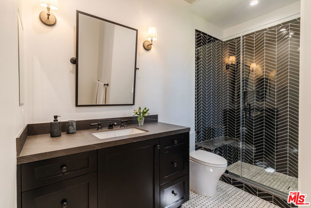 5425 Encino Avenue, Encino CA: https://media.crmls.org/mediaz/4f5d0eca-562e-4681-8a42-c6204f58ebdc.jpg