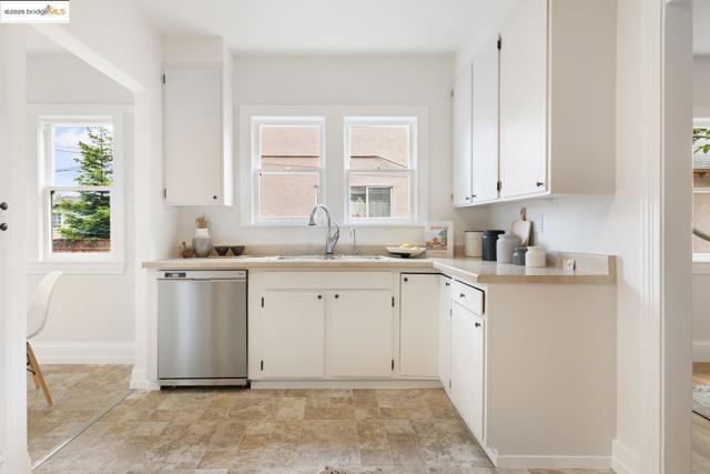 1814 Carleton ST, Berkeley CA: https://media.crmls.org/mediaz/4f5edc44-8d79-4199-9c92-361d93367789.jpg